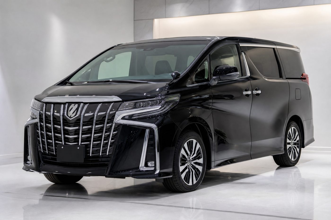 Toyota Alphard premium untuk sewa dengan sopir VIP